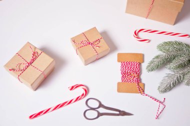 Noel hediyesi süslemesi. El yapımı dekor konsepti. Üst görünüm.