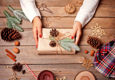 Noel hediyesi süslemesi. El yapımı dekor konsepti. Kadın hediye paketi. Üst görünüm