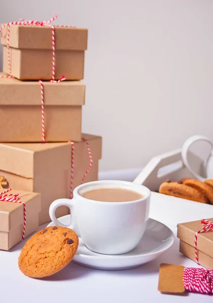 Taza de té, galletas caseras, cajas de regalo de Navidad y decoración de Navidad en el fondo blanco . — Foto de Stock