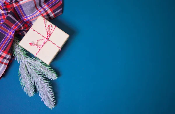 Caja de regalo de Navidad sobre fondo azul con rama de pino y decoración navideña. Clásico azul tendencia color 2020 año . —  Fotos de Stock