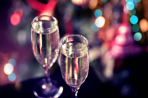 Twee glazen champagne in de buurt kerstboom met bokeh — Stockfoto