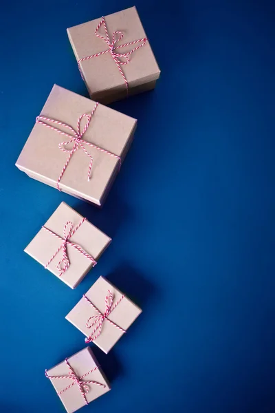 Cinco cajas de regalo de Navidad de diferentes tamaños en el fondo azul. Tendencia de color azul clásico 2020 año . — Foto de Stock