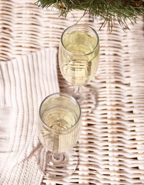 Twee glazen champagne en wit gebreide ruitjes. — Stockfoto