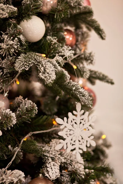 Beyaz arka planda Noel süslemesi olan Noel ağacı. — Stok fotoğraf