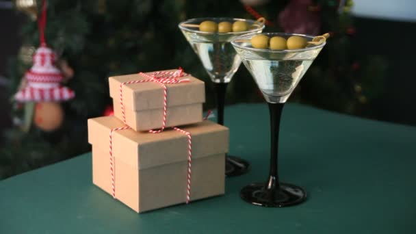 Deux Verres Martini Avec Des Olives Des Coffrets Cadeaux Sur — Video