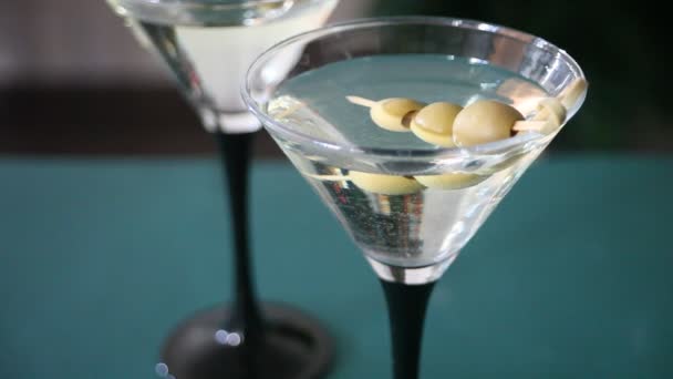 Mano Mujer Tomar Vaso Martini Con Aceitunas Fondo Azul — Vídeos de Stock