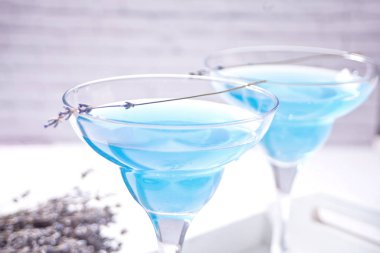 Lavantalı limonata veya kokteyl ve lavanta buketi. Doğal ferahlatıcı yaz içeceği..
