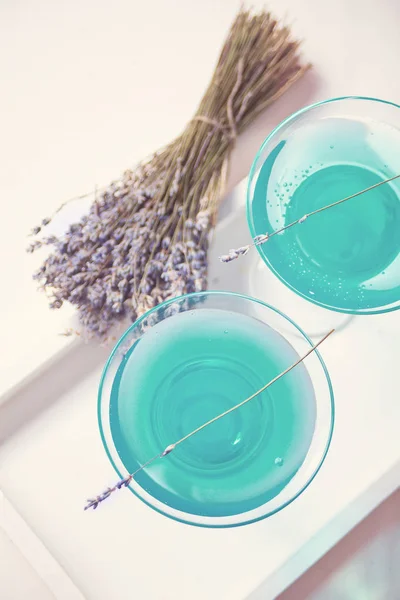 Lavendellimonade oder Cocktail und Lavendelstrauß. natürlich erfrischendes Sommergetränk. — Stockfoto