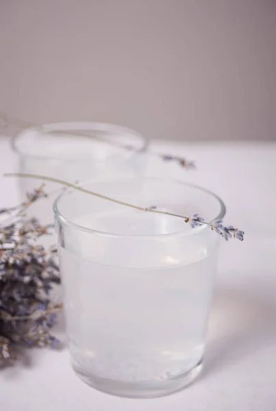 Lavendel limonade en lavendel boeket. Natuurlijk verfrissend zomerdrankje. — Stockfoto