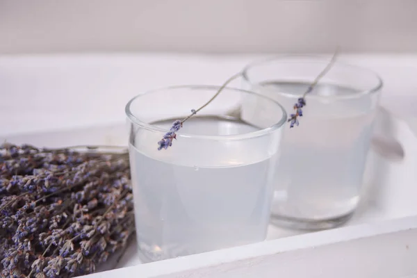 Lavendel limonade en lavendel boeket. Natuurlijk verfrissend zomerdrankje. — Stockfoto