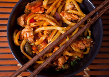 Tavuklu erişte ve kasede tavuk eti. Üst Manzara. Kapat.