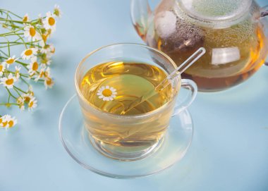 Bir bardak sağlıklı bitki papatya çayı. Naturopathy. Matricaria papatya.