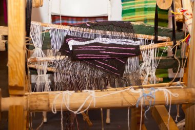 Kumaş örmek için iplik ya da iplik dokuma makinesi.
