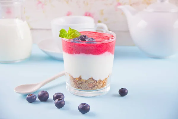 Tigela de café da manhã muesli saudável com mirtilo, morango e iogurte . — Fotografia de Stock