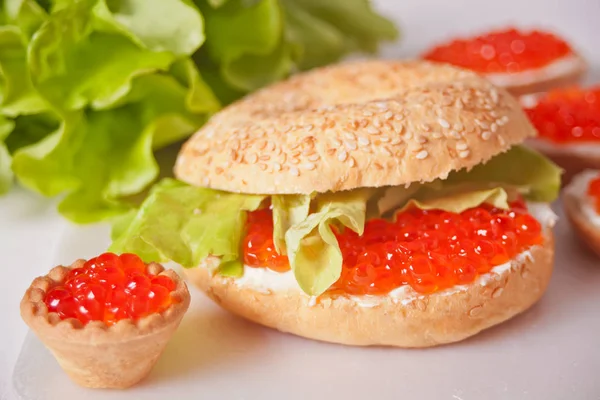 Caviar vermelho fresco em pão. Sanduíches com caviar vermelho e tartarugas com caviar vermelho. Delicatessen. Comida gourmet — Fotografia de Stock