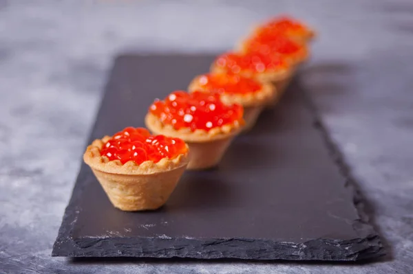 Caviar vermelho fresco em tartarugas. Delicatessen. Comida gourmet — Fotografia de Stock