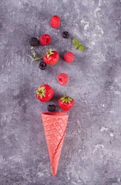 Beton bir arka planda waffle pembesi koni içinde Strawberriess. Üst görünüm.