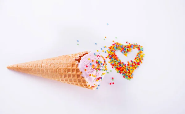 Doces coloridos em forma de cone de coração e sorvete no fundo branco. Lugar para letras. Vista superior, flat lay . — Fotografia de Stock