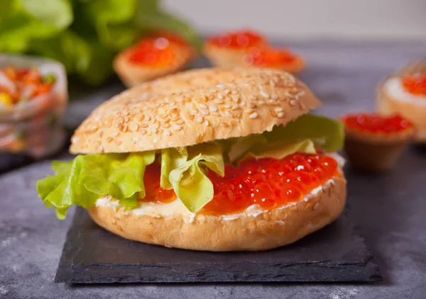Fresh red caviar on bread. Sandwiches with red caviar and tartles with red caviar. Delicatessen. Gourmet food — 스톡 사진