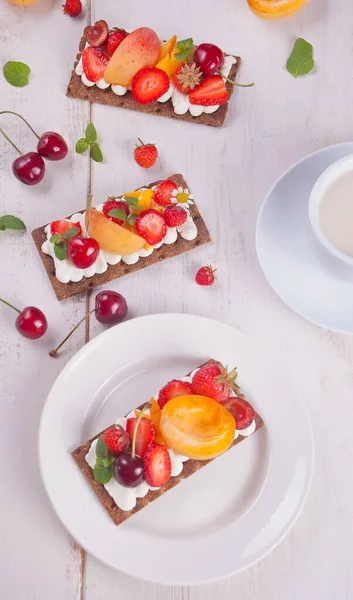 Хрустящий хлеб с сыром, фруктами и ягодами — стоковое фото
