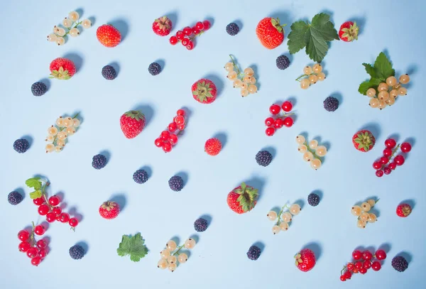 Patrón colorido hecho de frutas, hojas y bayas — Foto de Stock