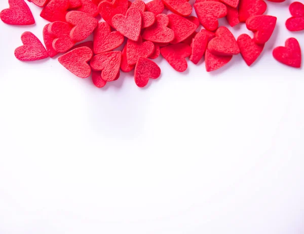 Dia dos namorados fundo com doces em forma de coração vermelho — Fotografia de Stock