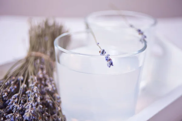 Lavendel limonade en lavendel boeket. Natuurlijk verfrissend zomerdrankje. — Stockfoto