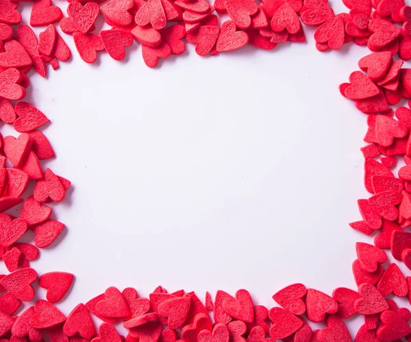 Cornice San Valentino con caramelle a forma di cuore rosso. Ricevuto. Vista dall'alto . — Foto Stock