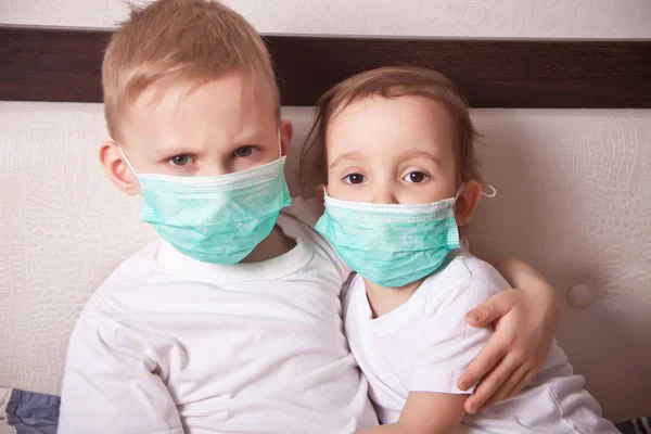 Garçon et fille, un enfant avec un masque médical. Le concept d'épidémie, de grippe, de protection contre la maladie, de vaccination . — Photo