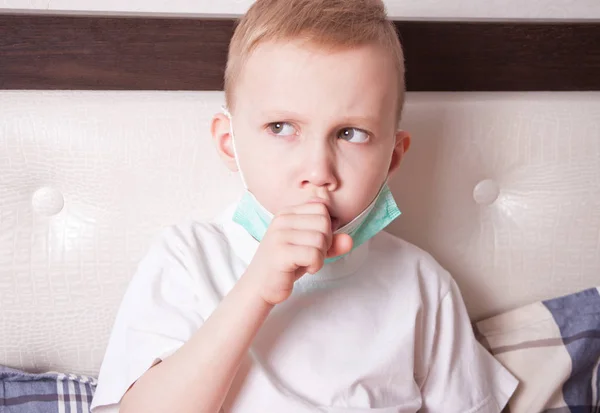 Nemocný chlapec trpí kašlem v posteli doma — Stock fotografie