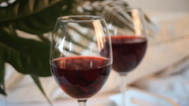 Ett glas rött druvvin. Romantiskt middagskoncept. — Stockvideo