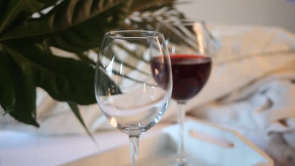 女性の手はガラスの赤ブドウワインに注ぐ ロマンチックなディナーコンセプト — ストック動画