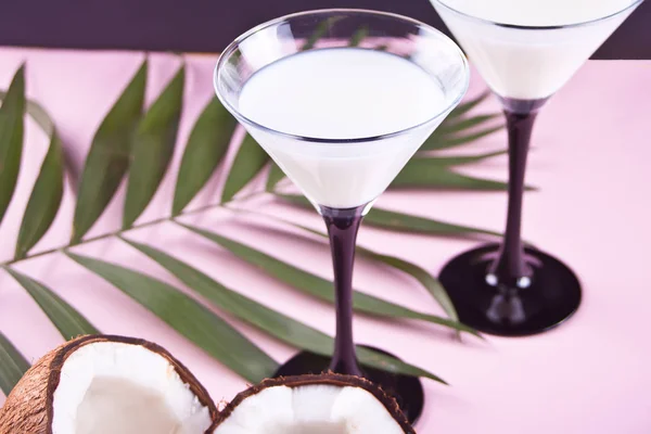 Coquetel Pina Colada com folha de palmeira e coco no fundo — Fotografia de Stock