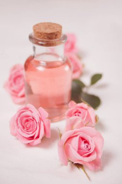 Cilt bakımı için Aroma gülü suyu, temel yağlar, kaplıca güzellik hizmetleri.
