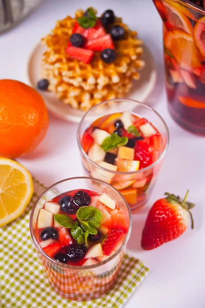 Vino Tinto Sangría Fresca Ponche Con Frutas Hojas Menta Bayas —  Fotos de Stock