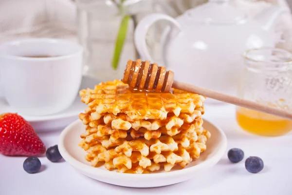 Ballı Tatlı Waffle Tabağı Böğürtlen Beyaz Arka Planda Çay — Stok fotoğraf