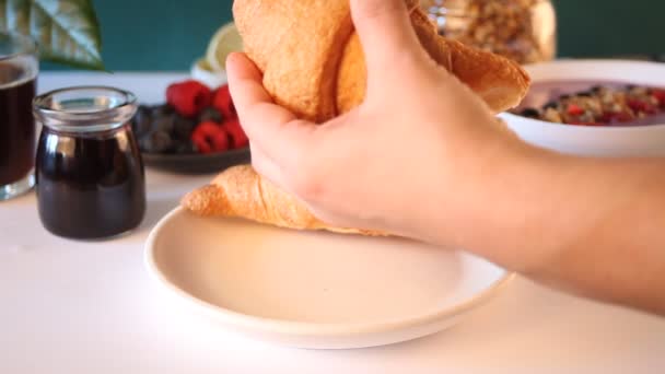 Frau Von Hand Mit Messer Geschnitten Frisches Croissant Brötchen Der — Stockvideo