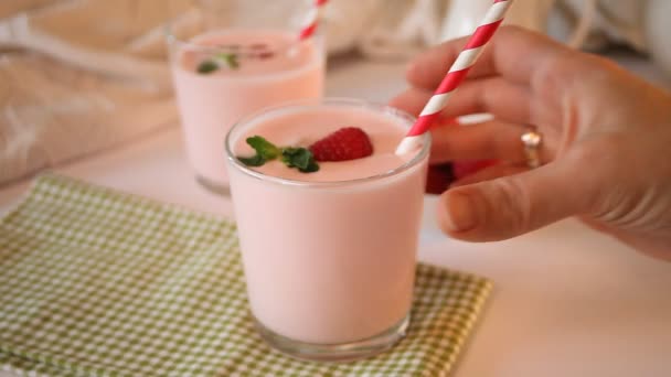 Main Femme Prendre Verre Yaourt Naturel Fait Maison Avec Framboise — Video