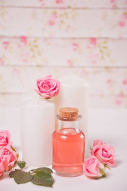 Cilt bakımı için Aroma gülü suyu, temel yağlar, kaplıca güzellik hizmetleri.