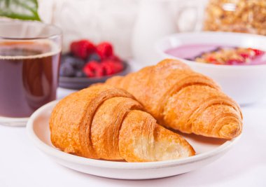 Taze kruvasan çörekleri, böğürtlen, siyah frenk üzümü reçeli, meyve suyu kasesi. Kahvaltı konsepti. Üst görünüm