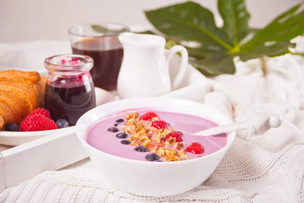 Smoothie Bowl Berries Croissant Bun Glass Coffee Nearby — Stock Photo, Image