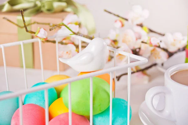 Kolorowe Jajka Wielkanoc Koszyku Gałąź Wiśni Filiżanka Herbaty Pudełko Prezentów — Zdjęcie stockowe