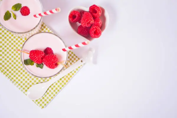 Dwie Porcje Naturalnego Jogurtu Domowej Roboty Szklanym Słoiku Świeżą Maliną — Zdjęcie stockowe