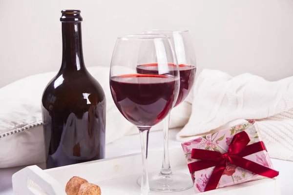 Zwei Gläser Mit Rotem Traubenwein Mit Flasche Und Geschenkkarton Auf — Stockfoto