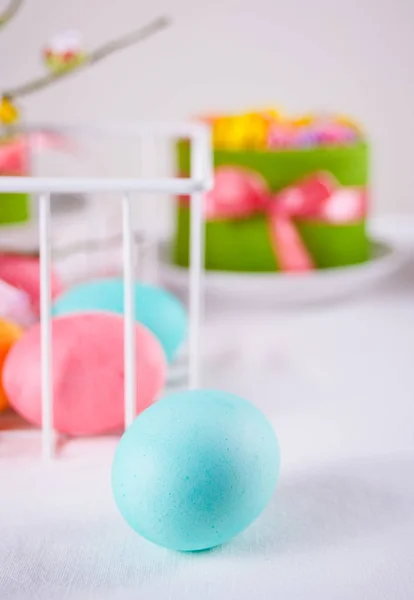 复活节彩蛋和背景上的小蛋糕 — 图库照片