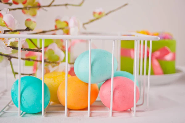 Œufs Colorés Pour Jour Pâques Petits Gâteaux Sur Fond — Photo