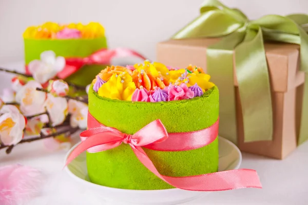 Frühling Osterfesttafel Kleine Grüne Torte Mit Buttercremeblüten Kirschblütenzweig Und Geschenkschachtel — Stockfoto