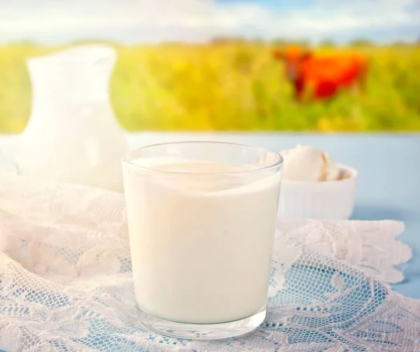 Йогурт Стакане Молоко Сливочный Сыр Завтрак Белой Салфетке — стоковое фото