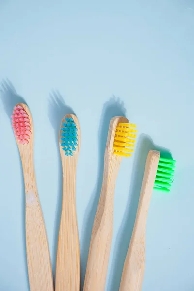 Vier Öko Bambus Kinderzahnbürsten Auf Blauem Hintergrund Ansicht Von Oben — Stockfoto