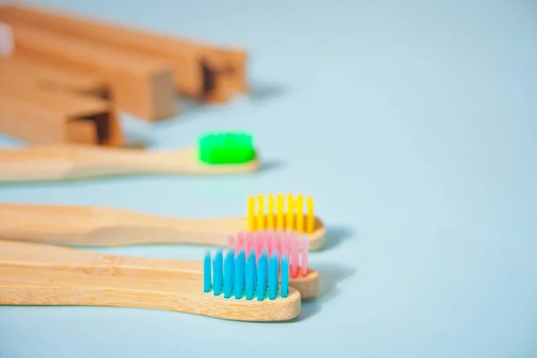 Vier Öko Bambus Kid Bunte Zahnbürsten Auf Blauem Hintergrund — Stockfoto